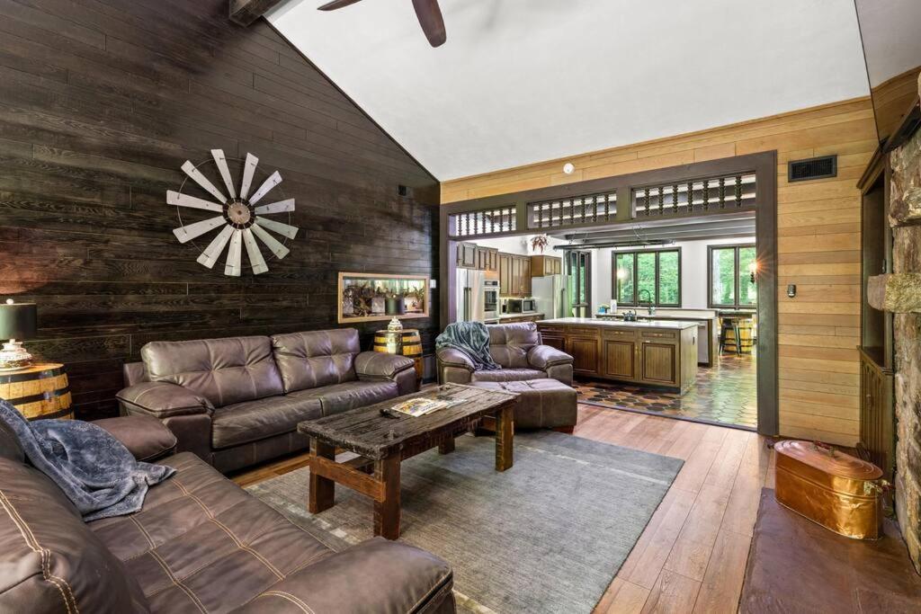 Bourbon Hollow Lodge With Hot Tub And Pool Plus Game Room Only 5 Min To Downtown Гатлинбург Экстерьер фото