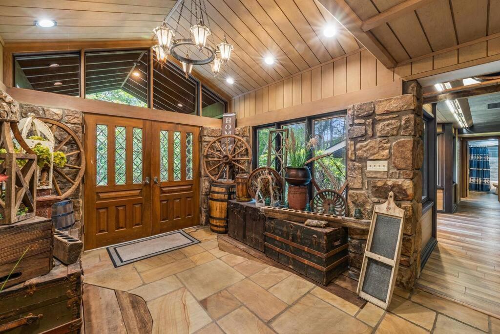 Bourbon Hollow Lodge With Hot Tub And Pool Plus Game Room Only 5 Min To Downtown Гатлинбург Экстерьер фото