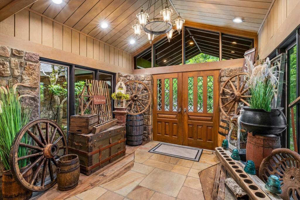 Bourbon Hollow Lodge With Hot Tub And Pool Plus Game Room Only 5 Min To Downtown Гатлинбург Экстерьер фото