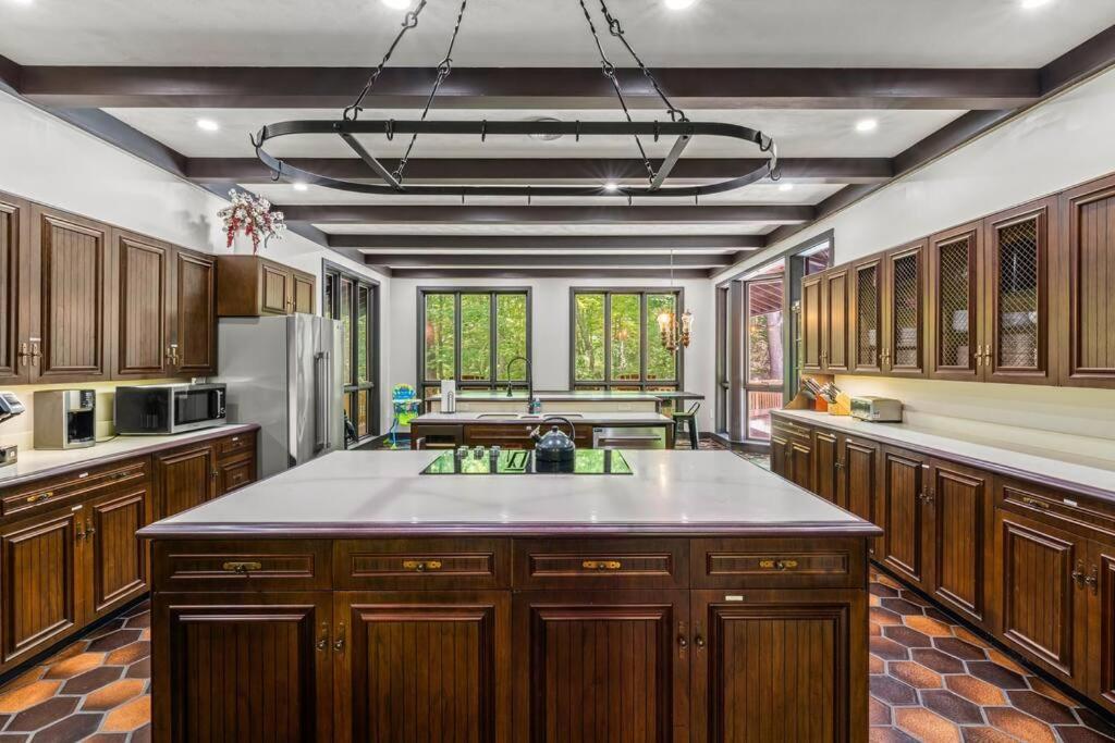 Bourbon Hollow Lodge With Hot Tub And Pool Plus Game Room Only 5 Min To Downtown Гатлинбург Экстерьер фото