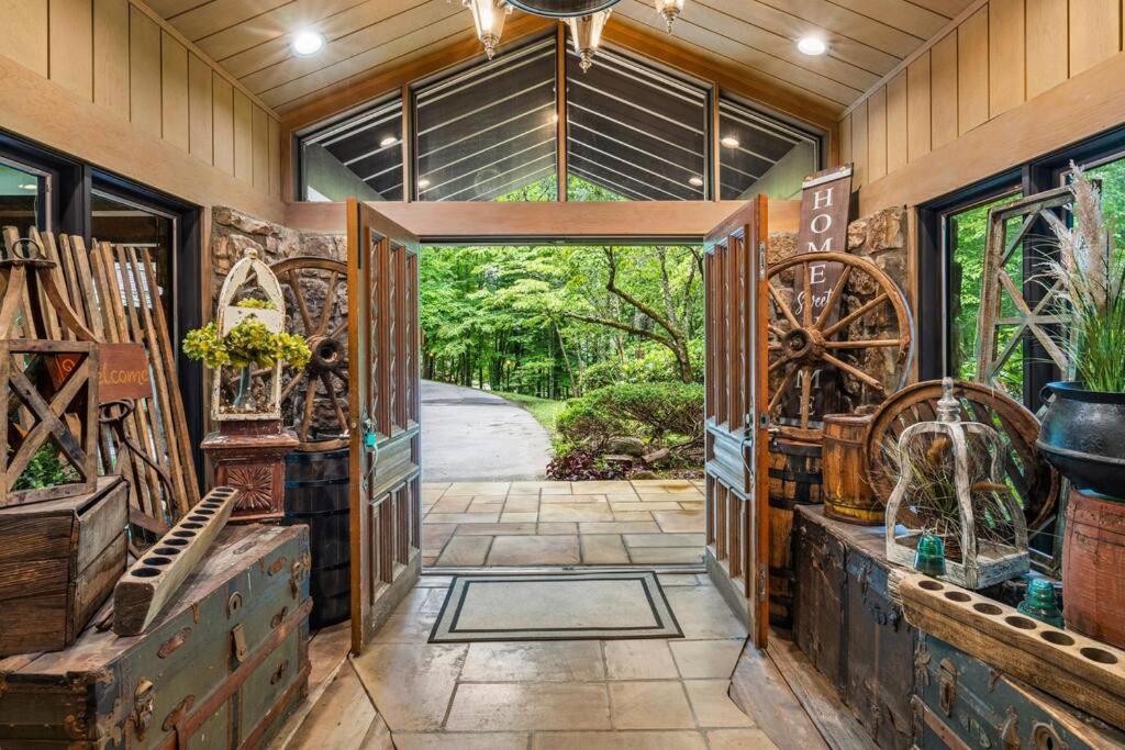 Bourbon Hollow Lodge With Hot Tub And Pool Plus Game Room Only 5 Min To Downtown Гатлинбург Экстерьер фото
