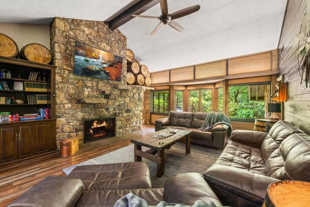 Bourbon Hollow Lodge With Hot Tub And Pool Plus Game Room Only 5 Min To Downtown Гатлинбург Экстерьер фото
