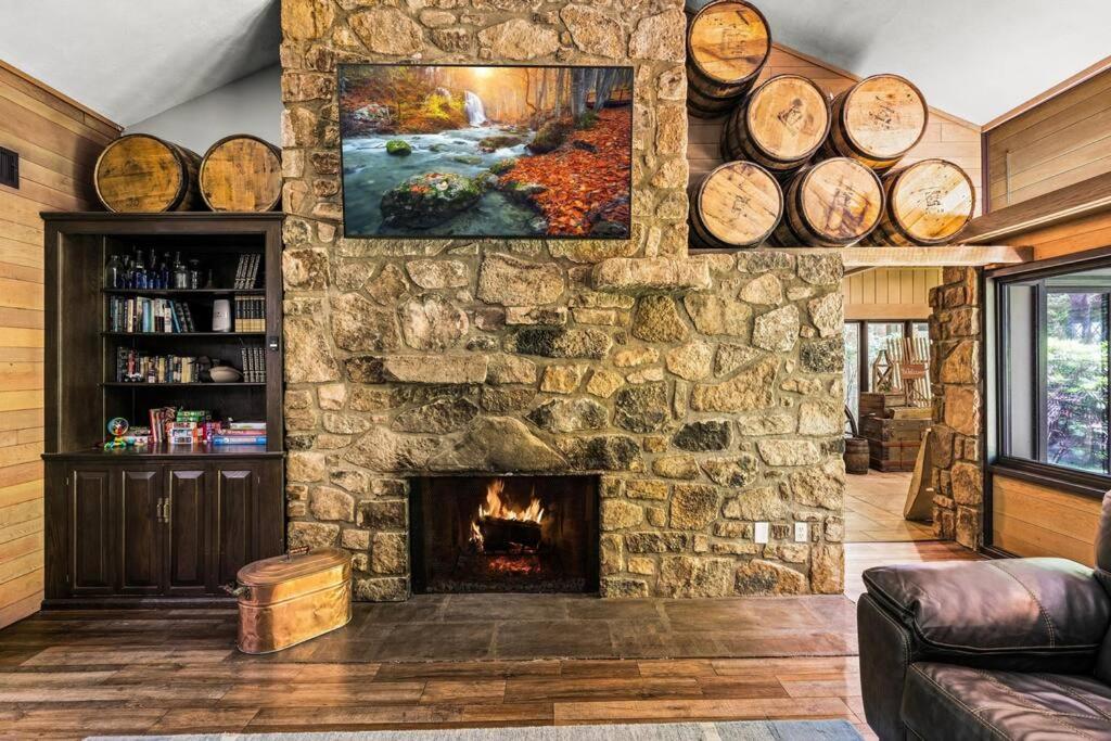 Bourbon Hollow Lodge With Hot Tub And Pool Plus Game Room Only 5 Min To Downtown Гатлинбург Экстерьер фото