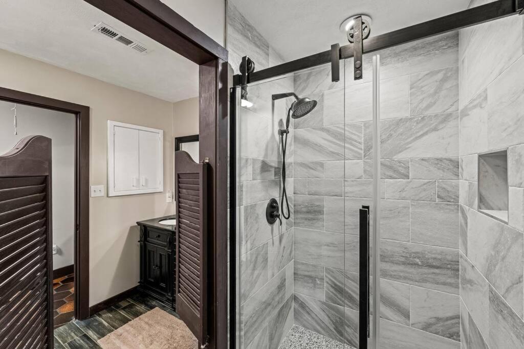 Bourbon Hollow Lodge With Hot Tub And Pool Plus Game Room Only 5 Min To Downtown Гатлинбург Экстерьер фото