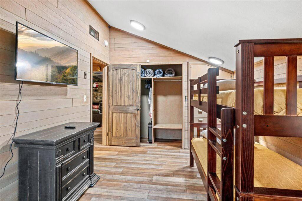 Bourbon Hollow Lodge With Hot Tub And Pool Plus Game Room Only 5 Min To Downtown Гатлинбург Экстерьер фото