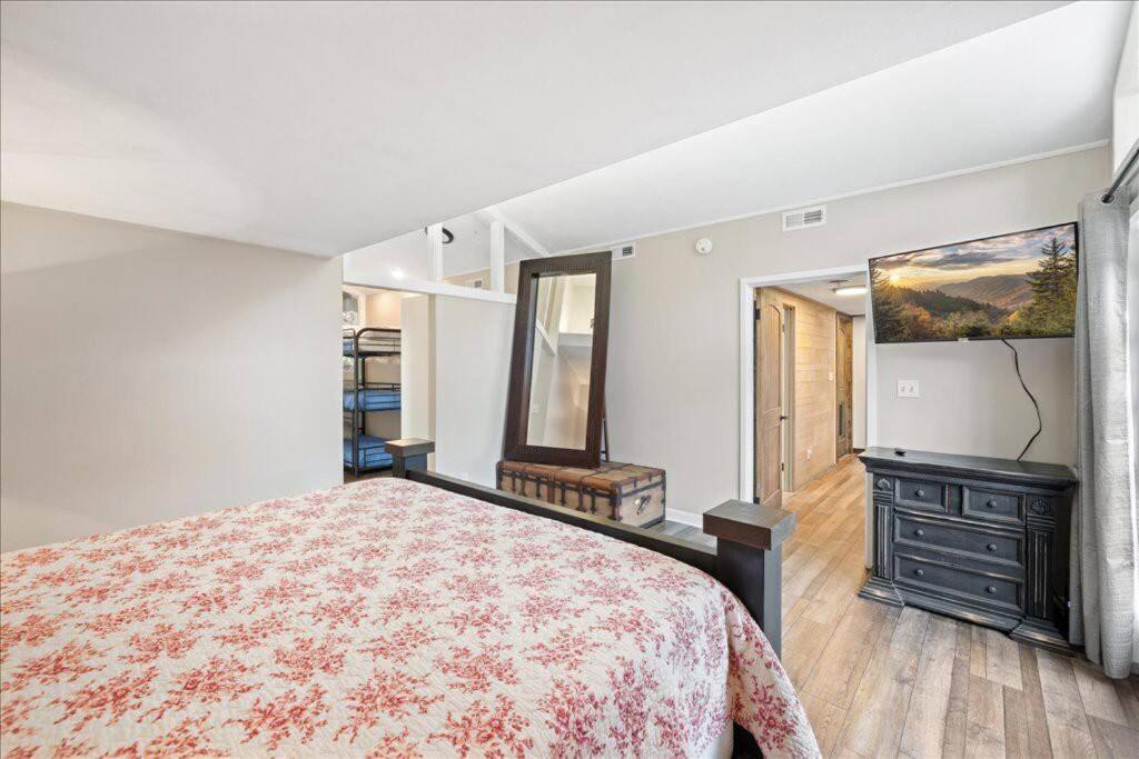 Bourbon Hollow Lodge With Hot Tub And Pool Plus Game Room Only 5 Min To Downtown Гатлинбург Экстерьер фото