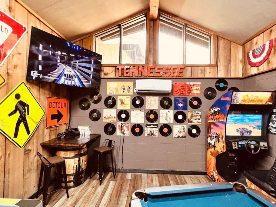 Bourbon Hollow Lodge With Hot Tub And Pool Plus Game Room Only 5 Min To Downtown Гатлинбург Экстерьер фото