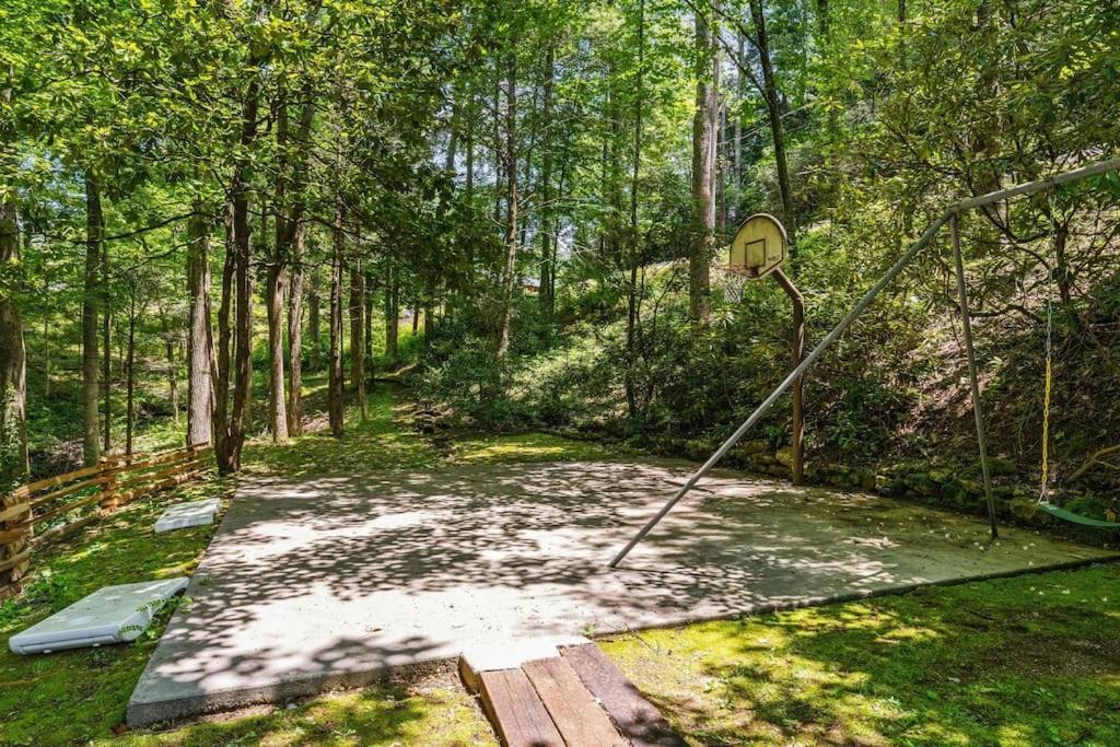 Bourbon Hollow Lodge With Hot Tub And Pool Plus Game Room Only 5 Min To Downtown Гатлинбург Экстерьер фото